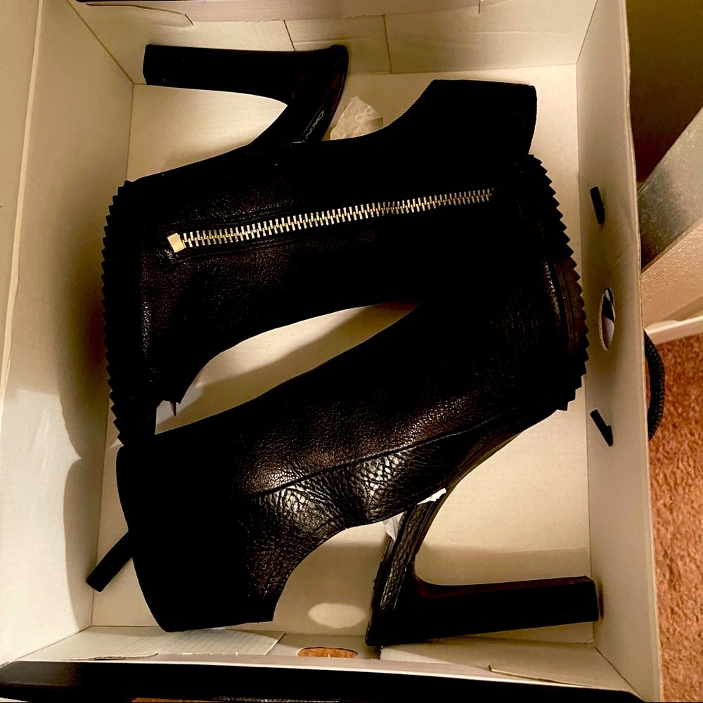 Dkny very very beautiful and comfortable worn once